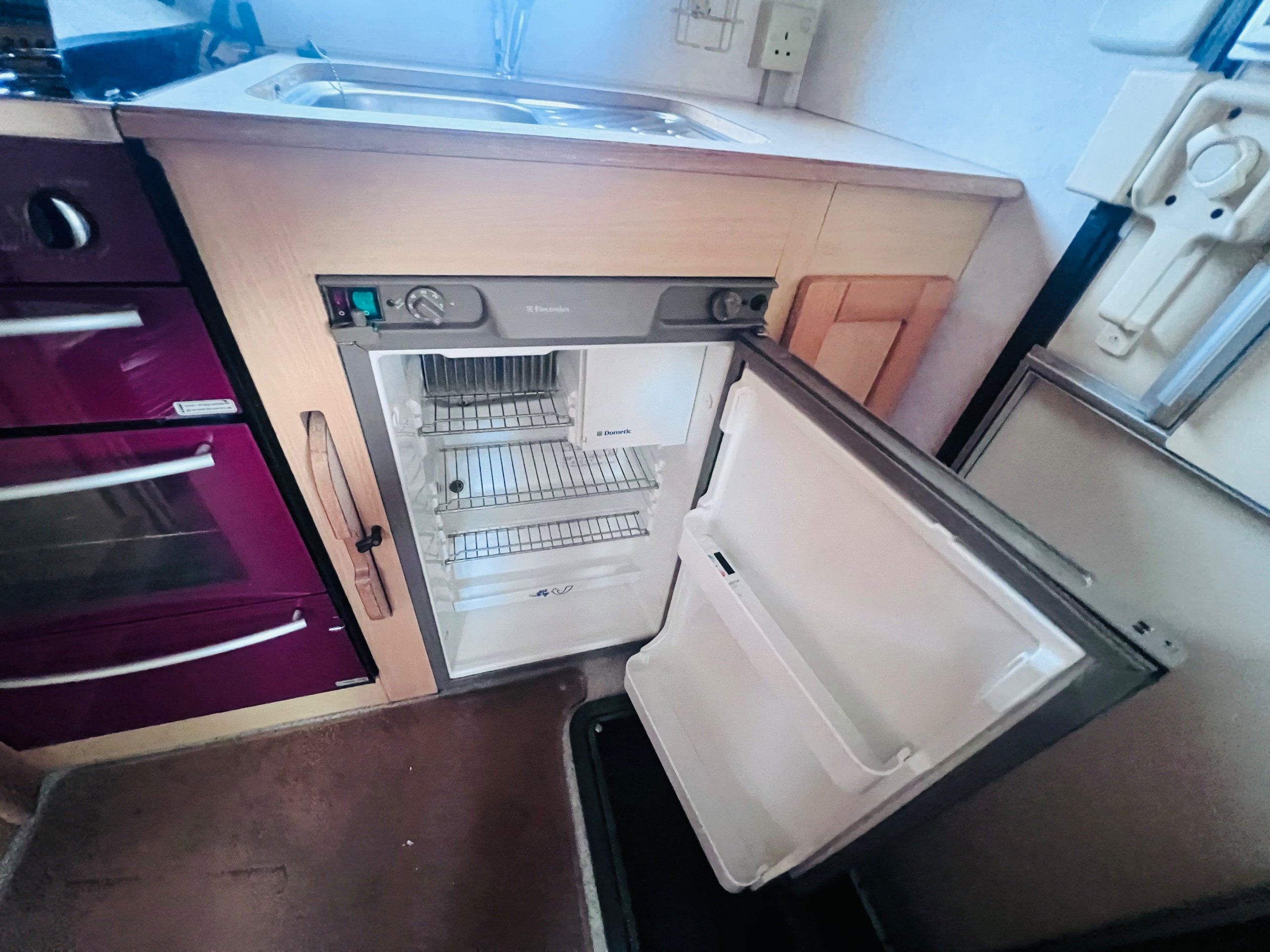 Used 2003 Compass Avantgarde 4 seat belts. Solar panel. Full service